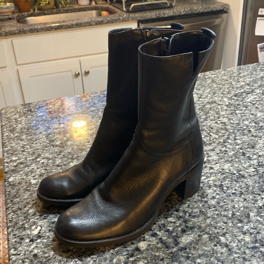 BCBG black soft pebbled gen leather ankle boot bootie mid heel 2.5" size 10M